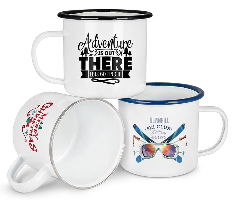 Drei Emaille-Tassen mit Outdoor-Motiven — Adventure, Christmas, Ski Club