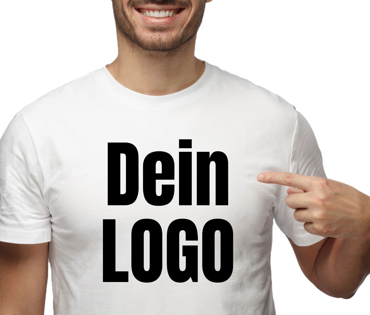 Mann zeigt auf weißes T-Shirt mit individuellem Logo-Druck