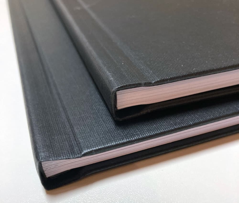 Hardcover-Bindung in Schwarz, Detailaufnahme