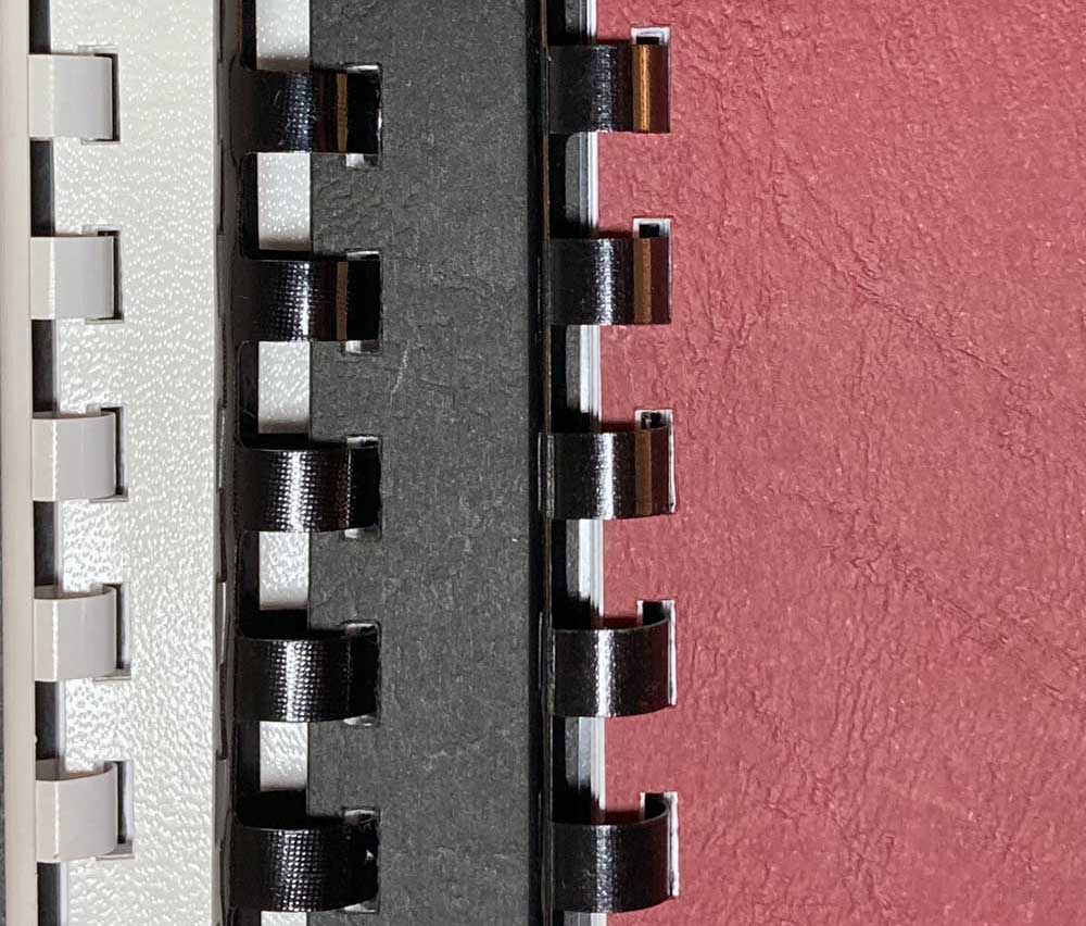 Plastik-Ringbindung in Schwarz und Weiß, Detailaufnahme